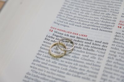 Eheringe auf der Altarbibel Eheringe auf der Altarbibel
